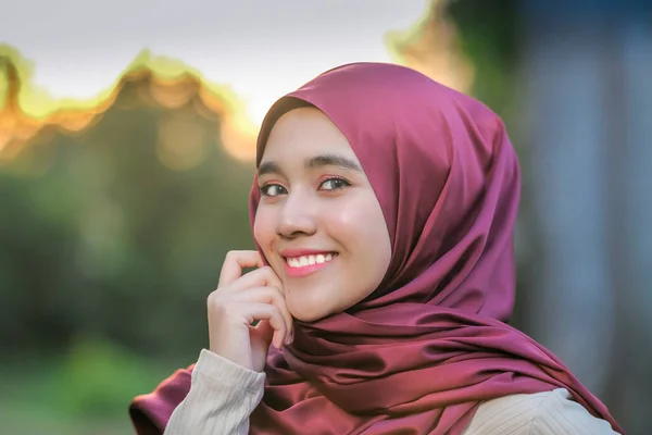 美丽的年轻模特儿在美丽的夕阳西下摆出时髦的头巾造型 时髦的穆斯林女性头巾时尚生活方式肖像画概念 — 图库照片
