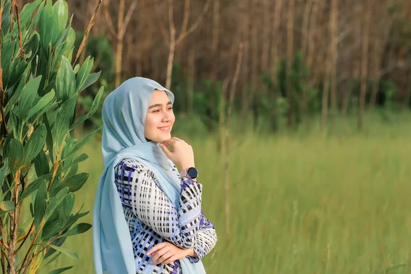 緑の領域にポーズファッショナブルなヒジャーブスタイルで美しい若いモデル スタイリッシュなイスラム教徒の女性のヒジャーブファッションライフスタイルの肖像コンセプト — ストック写真
