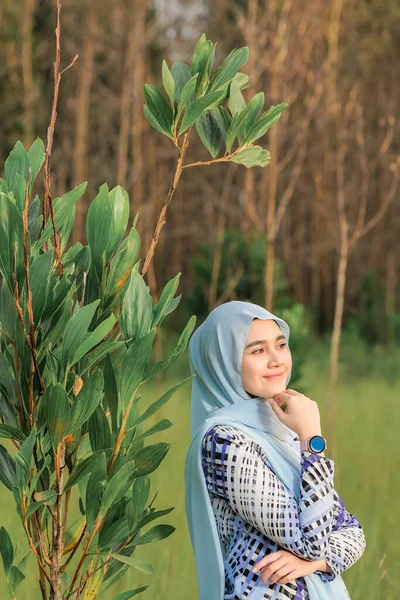 Schönes Junges Model Modischen Hijab Stil Posiert Grünen Bereich Stilvolles — Stockfoto