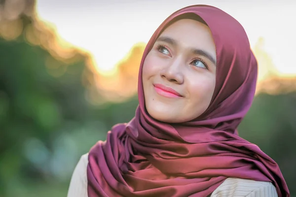 Portré Gyönyörű Fiatal Modell Divatos Hidzsáb Stílusban Pózol Gyönyörű Naplementében — Stock Fotó