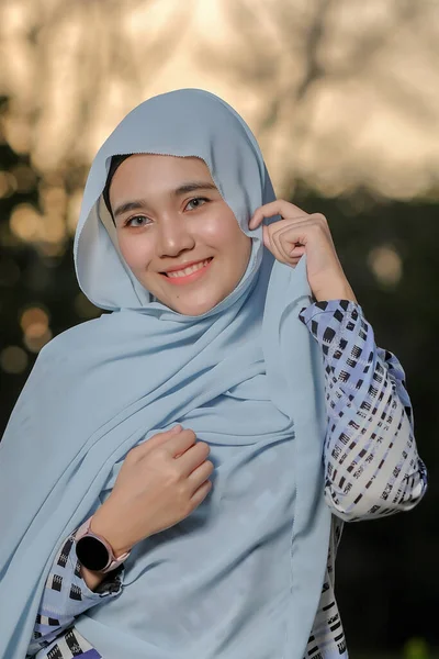 Retrato Belo Modelo Jovem Estilo Hijab Moda Posando Belo Pôr — Fotografia de Stock