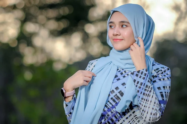 Retrato Una Hermosa Modelo Joven Estilo Hijab Moda Posando Una —  Fotos de Stock