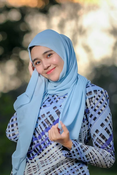 Porträtt Vacker Ung Modell Trendig Hijab Stil Poserar Vacker Solnedgång — Stockfoto