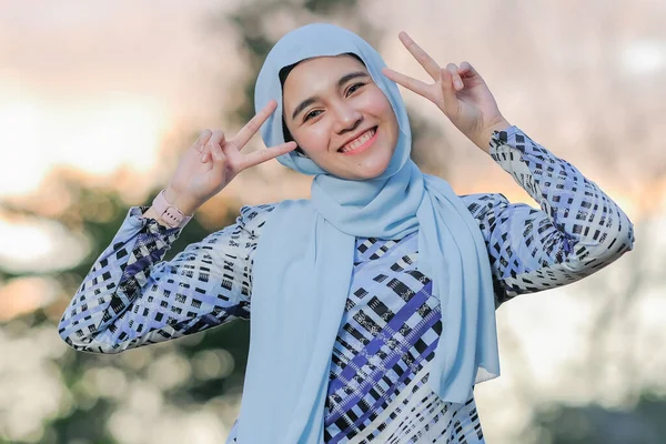 Porträtt Vacker Ung Modell Trendig Hijab Stil Poserar Vacker Solnedgång — Stockfoto