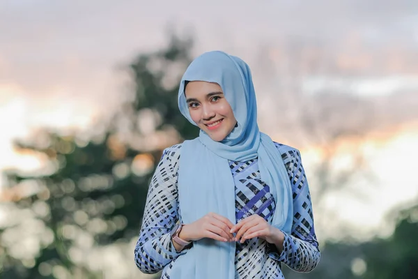 Potret Model Muda Yang Cantik Dalam Gaya Jilbab Berpose Indah — Stok Foto