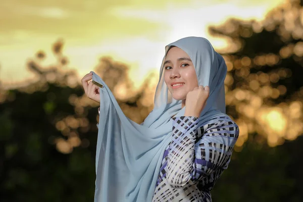 Potret Model Muda Yang Cantik Dalam Gaya Jilbab Berpose Indah — Stok Foto