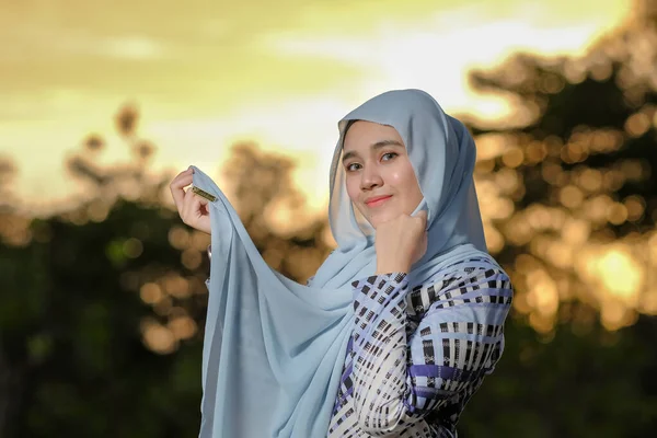 Potret Model Muda Yang Cantik Dalam Gaya Jilbab Berpose Indah — Stok Foto