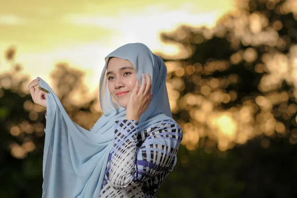 美しい夕日をポーズファッショナブルなヒジャーブスタイルで美しい若いモデルの肖像画 スタイリッシュなイスラム教徒の女性のヒジャーブファッションライフスタイルの肖像コンセプト — ストック写真