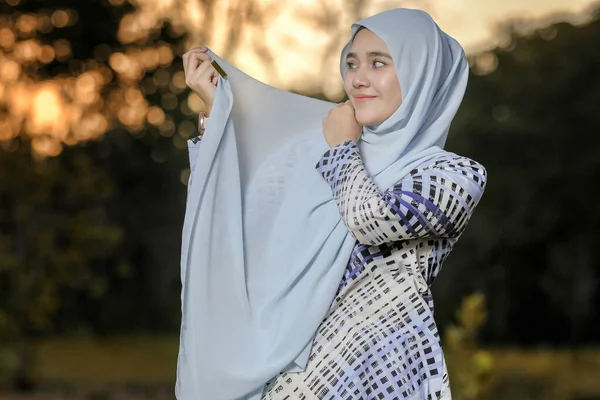 Retrato Una Hermosa Modelo Joven Estilo Hijab Moda Posando Una — Foto de Stock