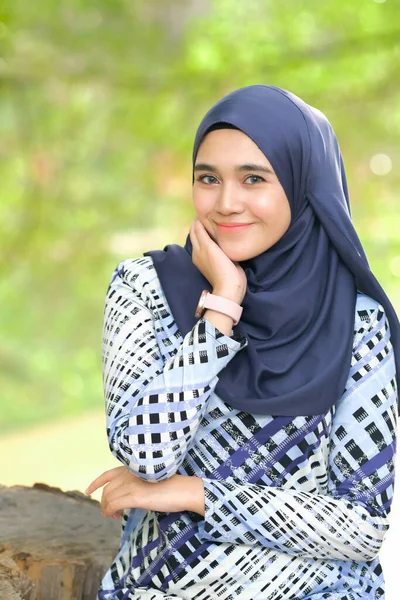 Hermosa Modelo Joven Estilo Hijab Moda Posando Parque Estilo Musulmán —  Fotos de Stock