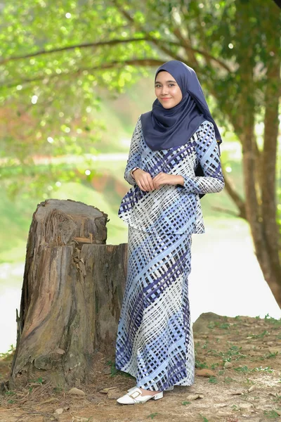 公園でポーズファッショナブルなヒジャーブスタイルの美しい若いモデル スタイリッシュなイスラム教徒の女性のヒジャーブファッションライフスタイルの肖像コンセプト — ストック写真
