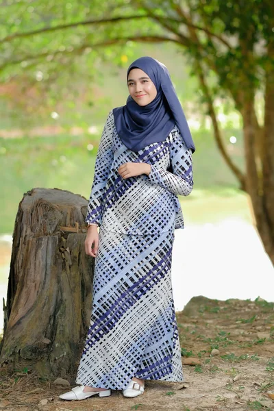 Mooi Jong Model Modieuze Hijab Stijl Poseren Een Park Stijlvolle — Stockfoto