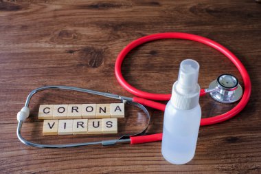 Tahta arka planda tıbbi ekipmanlarla Coronavirus yazıları. Roman Coronavirus 2019-nCoV Orta Doğu Solunum Sendromu Coronavirüs.