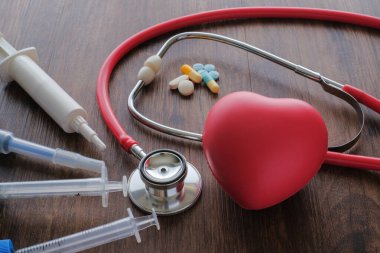 İlaç tabletleri, haplar, steteskop, kalp ve şırınganın tıbbi geçmişi. Sağlık ve İlaç Hizmetleri.