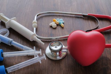 İlaç tabletleri, haplar, steteskop, kalp ve şırınganın tıbbi geçmişi. Sağlık ve İlaç Hizmetleri.