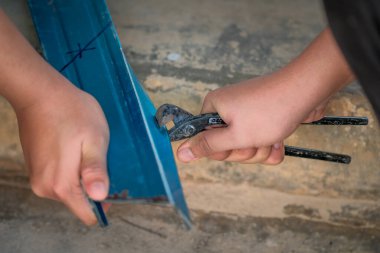 Endüstriyel atölyede metal çatı iskeleti yapan öğrenciler.