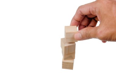 Tahta blokları kule gibi diziyorum. Büyüme süreci için iş konsepti