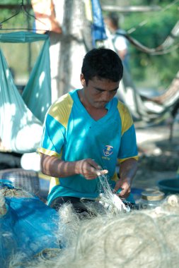 Kuala Rompin, Malezya - 30 Ağustos 2020: Ağlarda yengeç avlayan balıkçılar