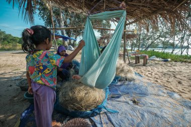 Kuala Rompin, Malezya - 30 Ağustos 2020: anne ve baba balıkçı iskelesinden taze yengeç alıyor.