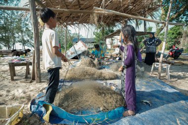Kuala Rompin, Malezya - 30 Ağustos 2020: anne ve baba balıkçı iskelesinden taze yengeç alıyor.