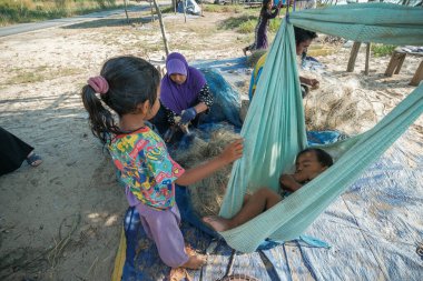Kuala Rompin, Malezya - 30 Ağustos 2020: anne ve baba balıkçı iskelesinden taze yengeç alıyor.