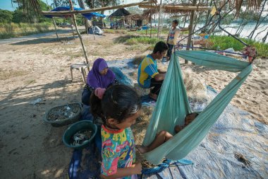 Kuala Rompin, Malezya - 30 Ağustos 2020: anne ve baba balıkçı iskelesinden taze yengeç alıyor.