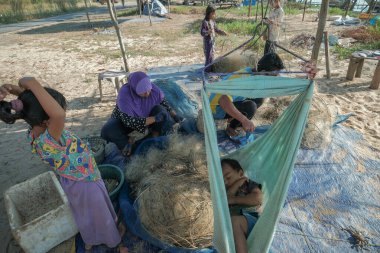 Kuala Rompin, Malezya - 30 Ağustos 2020: anne ve baba balıkçı iskelesinden taze yengeç alıyor.