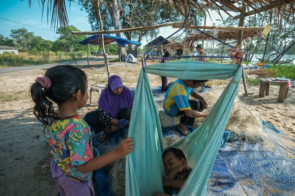Kuala Rompin, Malezya - 30 Ağustos 2020: anne ve baba balıkçı iskelesinden taze yengeç alıyor.