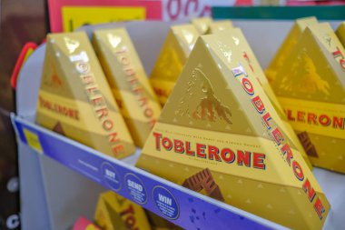 Senawang, Malezya - 8 Mart 2020: Toblerone Çikolata Çubuğu, Toblerone 1908 yılında kuruldu ve Theodor Tobler tarafından kuruldu..