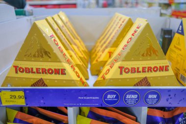 Senawang, Malezya - 8 Mart 2020: Toblerone Çikolata Çubuğu, Toblerone 1908 yılında kuruldu ve Theodor Tobler tarafından kuruldu..