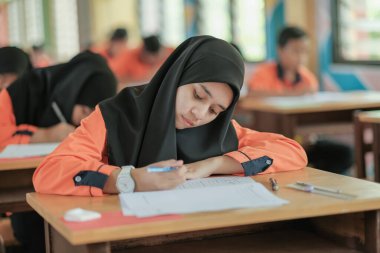 Muadzam Şah, Malezya - 1 Ekim 2020: Covid -19 'dan korunmak için okuldaki Malezyalı öğrenciler. Yeni normal eğitim.