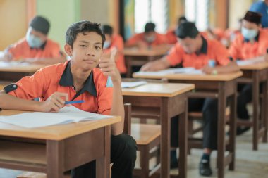 Muadzam Şah, Malezya - 1 Ekim 2020: Covid -19 'dan korunmak için okuldaki Malezyalı öğrenciler. Yeni normal eğitim.