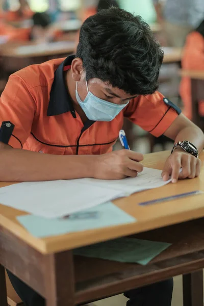 Muadzam Şah, Malezya - 1 Ekim 2020: Covid -19 'dan korunmak için okuldaki Malezyalı öğrenciler. Yeni normal eğitim.