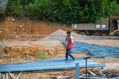 Muadzam Şah, Malezya: 5 Ağustos 2020: İnşaat alanındaki metal çatı kirişleri