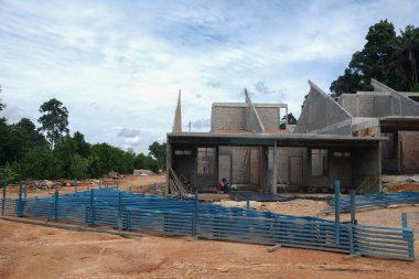 Muadzam Şah, Malezya: 5 Ağustos 2020: İnşaat alanındaki metal çatı kirişleri