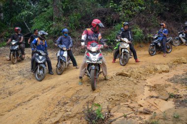 Rompin, Malezya - 11 Ekim 2020: Bir Hutan Lesong, Rompin 'de nehrin yanında bir grup off-road motosikleti.