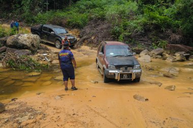 Rompin, Malezya - 11 Ekim 2020 off-road 4WD ve nehirden geçen motosiklet, su sıçraması. Seyahat ve arkadaşlık kavramı.
