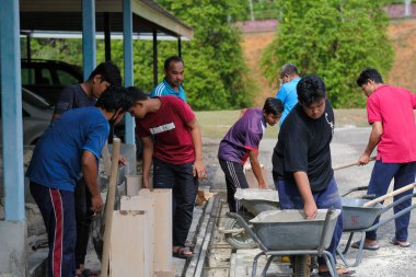 Muadzam Şah, Malezya - 14 Ekim 2020: İnşaat alanında ön döküm kökü yapan işçiler. Kontrplak kerestesiyle güçlendirilmiş beton kullanılarak yapıldı..