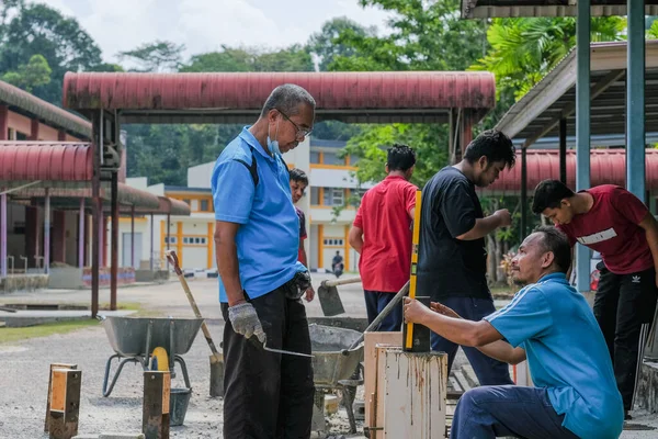 Muadzam Shah Malaysia Oktober 2020 Arbetare Som Gör Prefabricerade Kolonn — Stockfoto