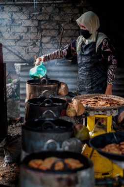 Kota Bharu, Malezya - 3 Temmuz 2020: Yakıt olarak hindistan cevizi kabukları kullanarak Malezya 'da yerel bir çöl yapan karı ve kocanın portresi.