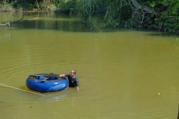 Muadzam Şah, Malezya - 18 Ekim 2020: Bölge sakinleri göl kenarını temizlemek ve temizlemek için birbirlerine takım çalışması ruhuyla yardım ediyorlar. İnsanlar peyzaj işleri yapıyor. .