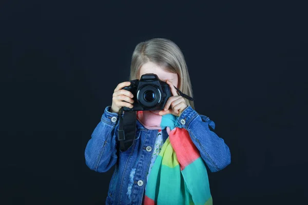 Meisje Met Een Camera Een Zwarte Achtergrond — Stockfoto