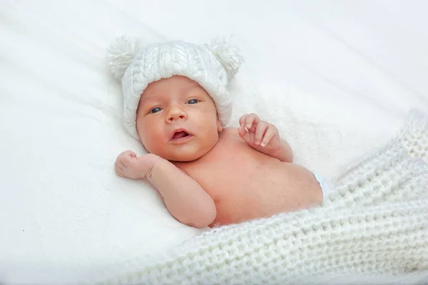 Encantador Bebê Recém Nascido Bonito Uma Cama Branca Envolto Cobertor — Fotografia de Stock