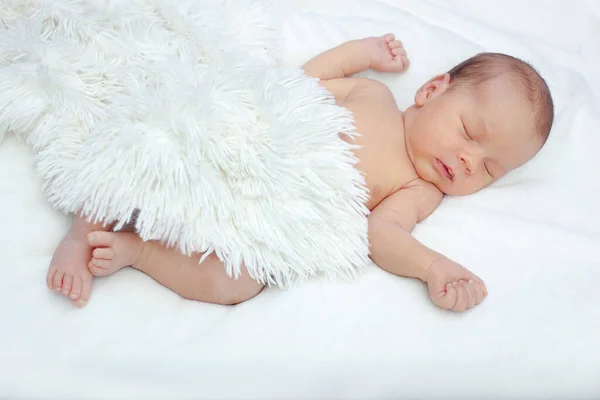 Recém Nascido Dorme Sob Cobertor Macio Branco Recém Nascido Adorável — Fotografia de Stock