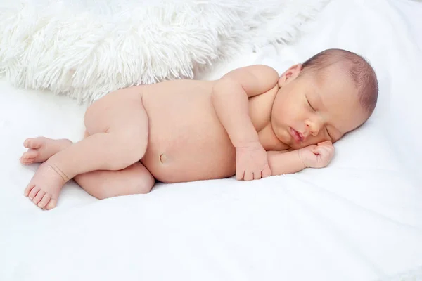 Recém Nascido Está Dormindo Paz Uma Cama Branca — Fotografia de Stock