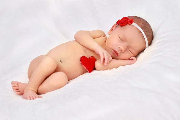 Uma Menina Recém Nascida Com Uma Bandagem Cabeça Com Rosas — Fotografia de Stock