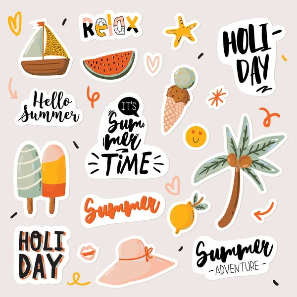 Zomer vakantie print met schattige elementen en belettering geïsoleerd op witte achtergrond — Stockvector