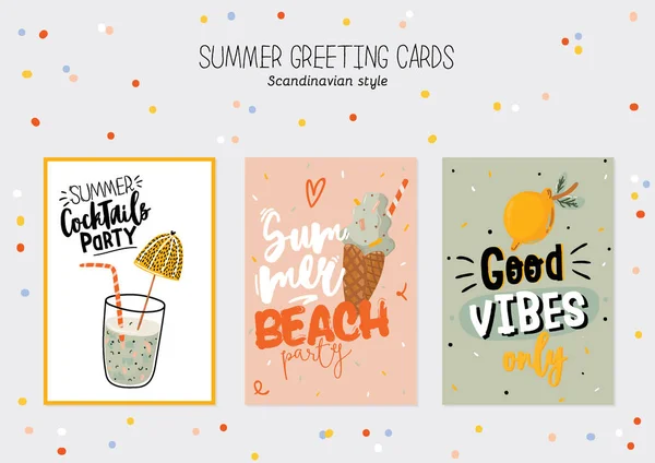Coleção de impressão de verão com elementos de férias bonitos e letras sobre fundo de cor . — Vetor de Stock