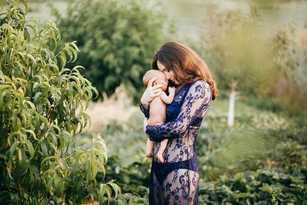 Bella Ragazza Con Neonato Tra Braccia — Foto Stock