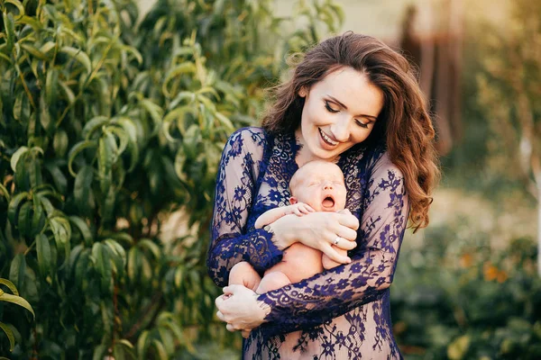 Bella Ragazza Con Neonato Tra Braccia — Foto Stock